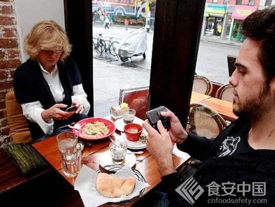 美國一餐廳抱怨顧客吃飯看手機無端加長用餐時間