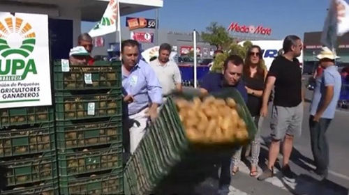 西班牙農民傾倒土豆抗議俄食品進口禁令(網頁截圖)