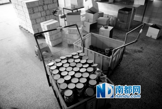 9月26日上午，執法人員檢查時，偉來公司的生產車間擺放著一些食品成品。南都記者 梁清 攝