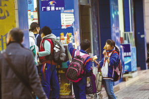 　　放學后，衛國路一士多店門口，不少小學生聚在此處吃零食。/組圖由佛山日報記者王偉楠攝