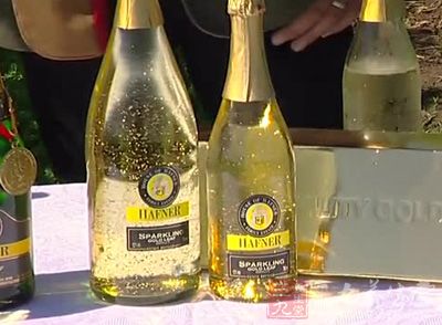 酒中金箔主要作為著色劑使用