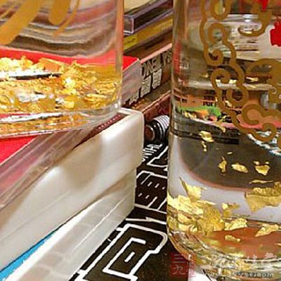 金箔入酒，在程序上是符合食品添加劑的申請流程的