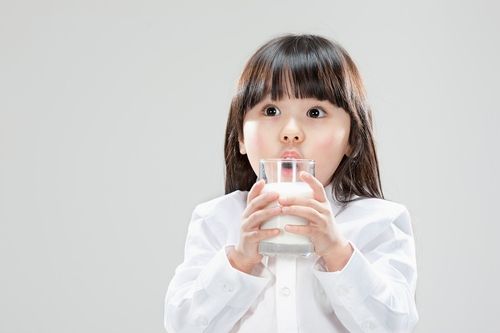 兒童奶被曝含多種添加劑 專家：3歲以下少喝