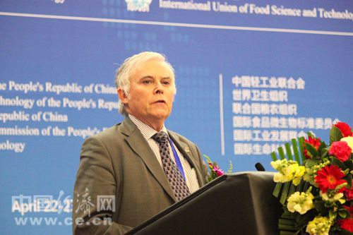 由中國食品科學技術學會、國家食品安全風險評估中心和國際食品科技聯盟共同舉辦的,主題為“構建安全與健康的食品產業鏈”的2015年國際食品安全大會于4月22-23日在京召開。圖為英國雷丁大學食品科技與技術專業名譽教授、國際食品科技聯盟前主席Geoffrey