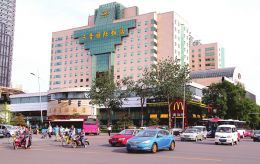 太原市三晉國際飯店目前已經“放下身段，”開始轉型，推出性價比較高的商務套餐吸引眾多的市民走進酒店。