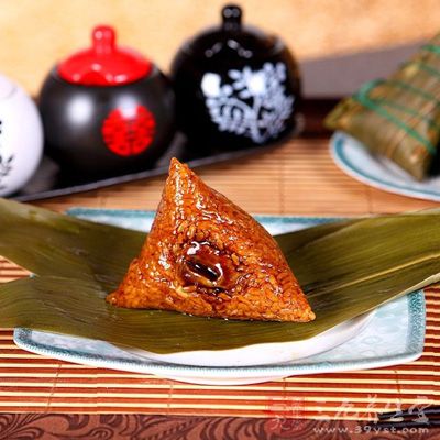 尤其是“肉粽”里面的脂肪飽含量，其實并不下于，我們食用的油膩食物