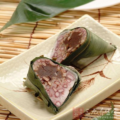 胃里面的胃酸正是開始分泌的時候，而這時食用“粽子”就會出現不舒服的感覺