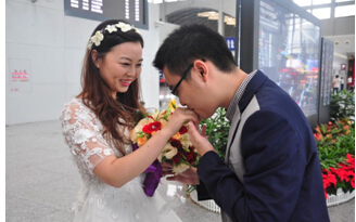 婚禮竟然辦到機場了？！地球再也阻止不了這對神一樣的夫妻……