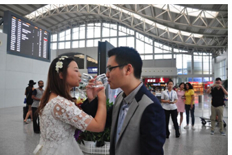 婚禮竟然辦到機場了？！地球再也阻止不了這對神一樣的夫妻……