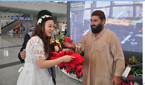 婚禮竟然辦到機場了？！地球再也阻止不了這對神一樣的夫妻……