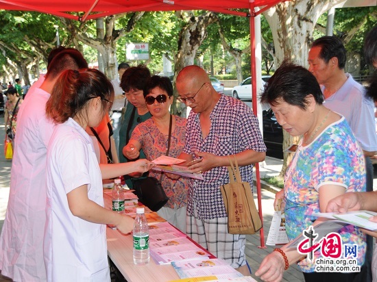 湘潭各界代表參觀食品安全風險監測實驗室